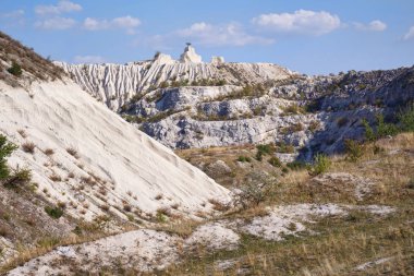 Tepeler ve kireçtaşı uçurumun gelen alanları görüntüleyin