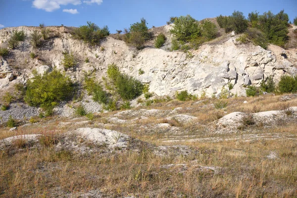 Vista sobre colinas e campos de um penhasco de pedra calcária — Fotografia de Stock