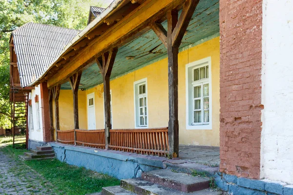 Taul Park, old ruined colored village house — Stock Photo, Image