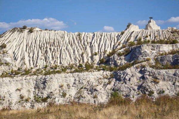 Tepeler ve kireçtaşı uçurumun gelen alanları görüntüleyin