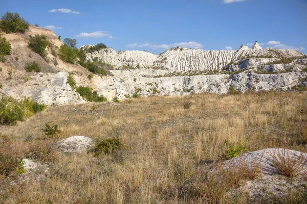 Vista sobre colinas e campos de um penhasco de pedra calcária — Fotografia de Stock