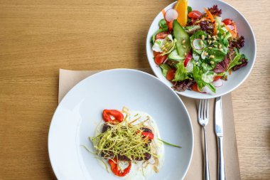 Yeşillikleri ile dana madalyon