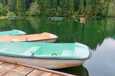 Tekneler ahşap rahatlatıcı alanı sovata göl kenarında