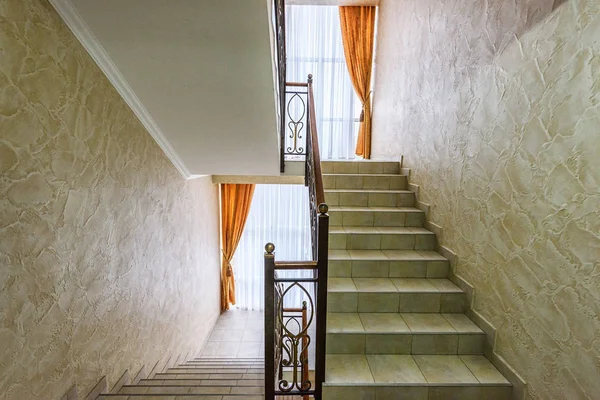 Escadas e corredor do apartamento — Fotografia de Stock