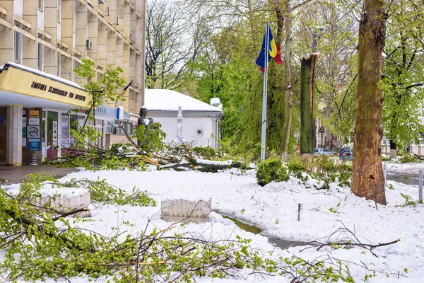 Erős havazás Moldovában, Nézd, utcák, a város központjában — Stock Fotó