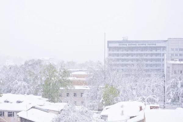 Nieve fuerte en Moldavia, vista del hospital de emergencia nacional — Foto de Stock