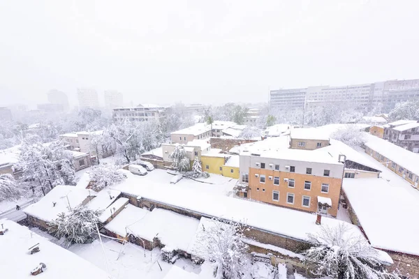 Erős havazás Moldovában, nemzeti sürgősségi kórházi látképe — Stock Fotó