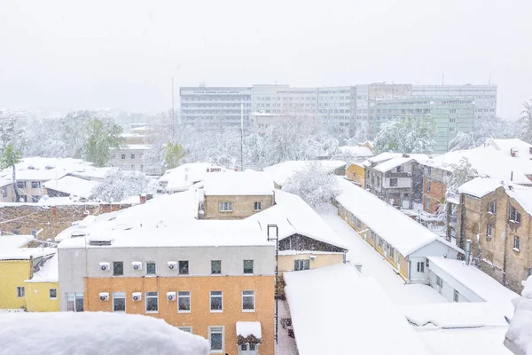 Erős havazás Moldovában, nemzeti sürgősségi kórházi látképe — Stock Fotó