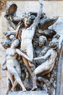 Paris, Fransa - 10 Eylül 2015: Heykelin üzerine garnier