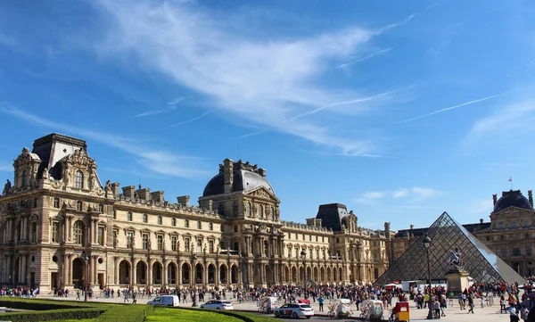 PARIS, FRANCE - SEPTEMBER 10, 2015: Louvre museum — Stock Photo, Image