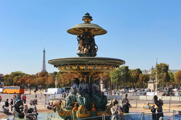 PARIS, FRANCE - SEPTEMBER 10, 2015: Obelisk fountain — Stock Photo, Image