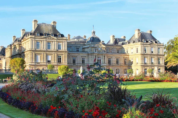 Kijk op Luxemburg paleis en tuin — Stockfoto
