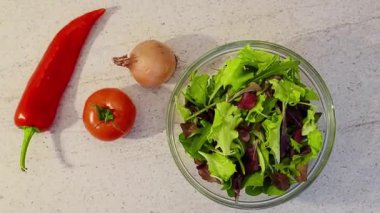 Yeşil taze sebze salatası