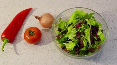 Yeşil taze sebze salatası