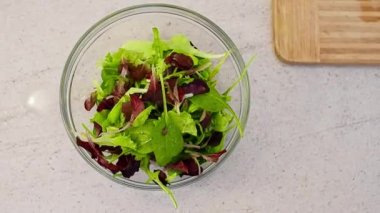 Beyaz bir tabak içinde taze sebze salatası