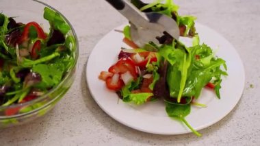 Yağan taze sebze salatası