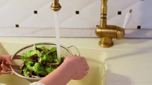 女人手洗绿色沙拉 — 图库视频影像
