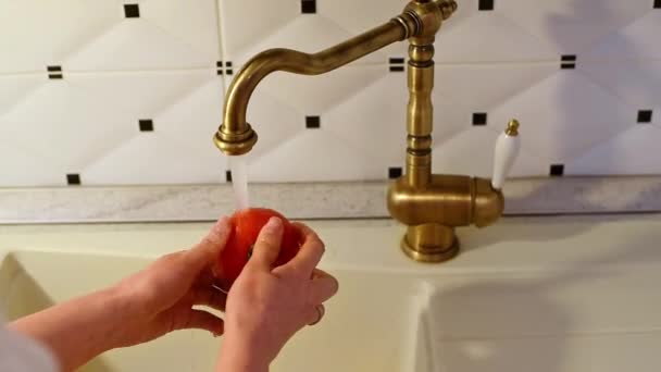 Mujer manos lavando tomate rojo en el lavabo — Vídeos de Stock