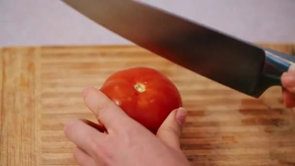 Skär röd tomat i små bitar — Stockvideo