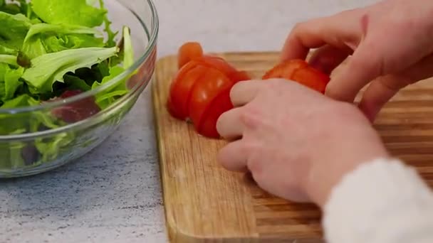 Πράσινη σαλάτα από φρέσκα λαχανικά — Αρχείο Βίντεο