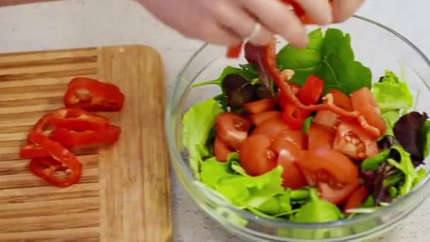 Frischer Gemüsesalat in einer Glasschüssel — Stockvideo