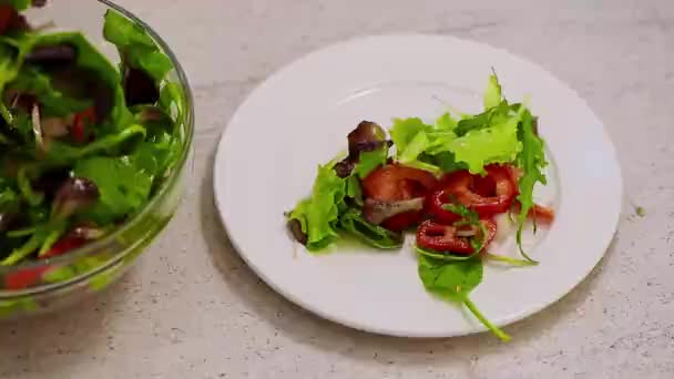 Ensalada de verduras frescas en un plato blanco — Vídeos de Stock