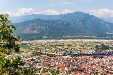Eski şehir köy, alanları ve yeşil dağların havadan gün batımı görünümü
