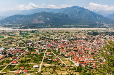 Eski şehir köy, alanları ve yeşil dağların havadan gün batımı görünümü
