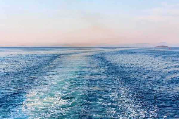 Hermosa vista al atardecer del camino del barco en el mar —  Fotos de Stock