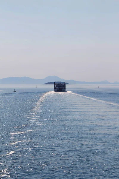 Hermosa vista al atardecer del camino del barco en el mar —  Fotos de Stock