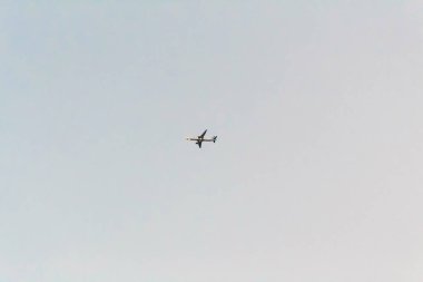 Gün batımında gökyüzünde uçan uçak