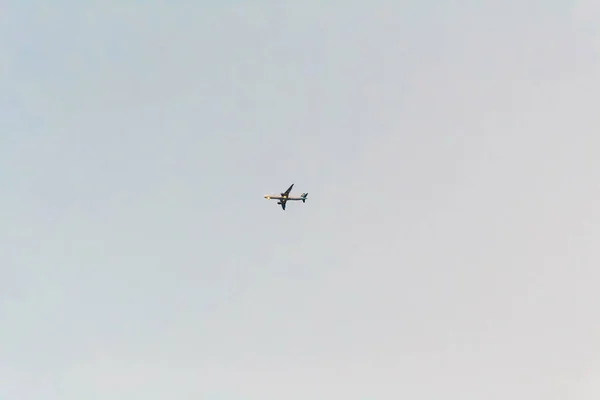 在日落时分在天空中飞行的飞机 — 图库照片