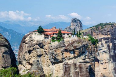 Manastır Dağları'nın sahilinde hava gün batımı görünümü