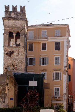 Eski bina daireler harap durumda