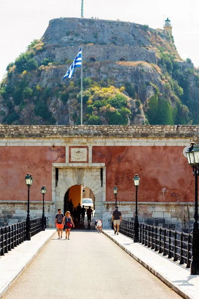 Antigua muralla y puente con turistas caminando — Foto de Stock