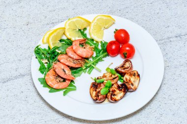 Karides tabakta sebze ve mantar ile