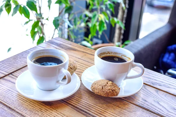 Tazza da caffè su tavolo in legno nel ristorante — Foto Stock