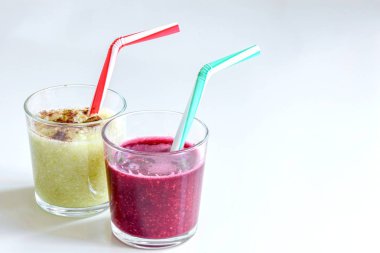 Lezzetli muz ve raspberrry tarçın ile kokteyller