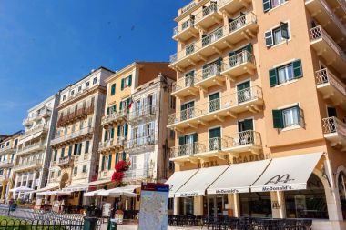 Corfu Island sokaklarda turistler için