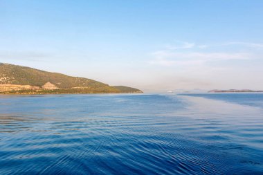 Güzel gün batımı manzarasına deniz gemi iz
