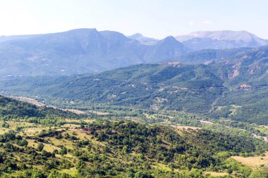 Gün batımında güzel yeşil orman Dağları