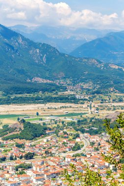 Eski şehir köy, alanları ve yeşil dağların havadan gün batımı görünümü