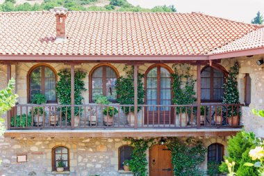 House mansion balkon yeşil bitkiler ile