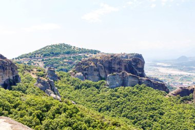 Yemyeşil ağaçlar ve gün ışığından yararlanma rock Dağları