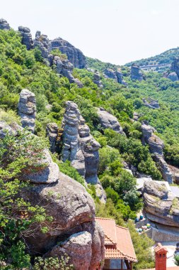 Yemyeşil ağaçlar ve gün ışığından yararlanma rock Dağları