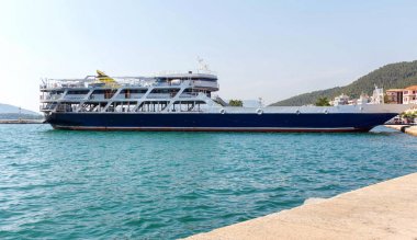 Arabalar ve insanlar seyir ile feribot