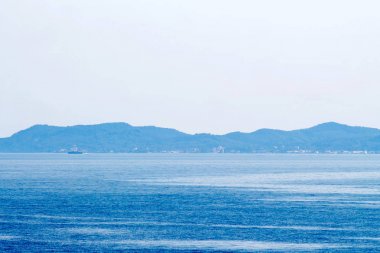 Corfu Island bölümü ve şehir için denizden görüntüleyin.