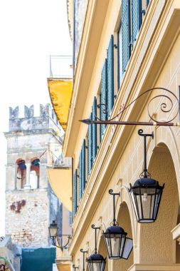 Satırdaki lambalar ile bina sarı görüntüleyin