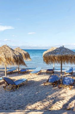 Corfu Island sahil sandalye ve şemsiye ile