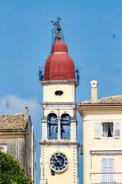 도시 배경에서 오래 된 비잔틴 시계탑 — 스톡 사진